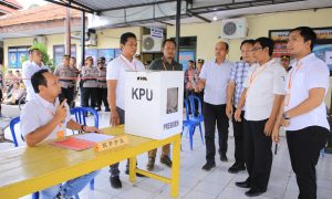 ‘Massa Datangi TPS 01’, Personel Polres Madiun Lakukan Reaksi Cepat  