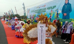 Pecahkan Rekor MURI, 2.296 Peserta Peragakan Busana Daur Ulang Sampah Plastik