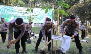 Menjaga Kelestarian Alam, Polres Madiun Tanam Bibit Pohon Produktif