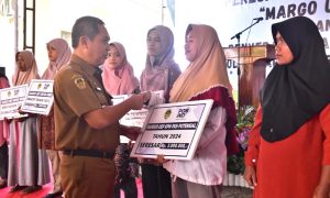 Pj. Bupati Madiun Serahkan Bantuan DBHCHT kepada Penerima Manfaat