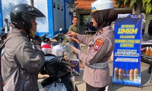 Wow…! Pengendara Tertib di Jalan, Dapat Helm SNI Gratis Plus Jamu