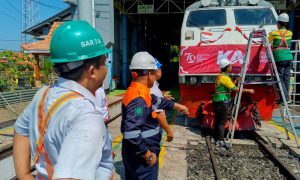HUT RI, Daop 7 Madiun Hias Lokomotif Hingga Kibarkan Merah Putih