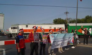 Sambut HUT Kemerdekaan RI, Daop 7 Madiun Gelorakan Selamat di Perlintasan