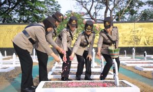 HUT ke-76, Polwan Polres Madiun Ziarah ke Taman Makam Pahlawan