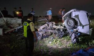 Angkut Bawang, Pick Up di Nganjuk Temper Kereta Api Gajayana