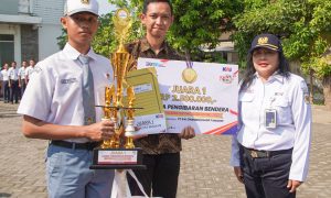 Juara Pengibar Bendera, Terima Penghargaan KAI Daop 7 Madiun