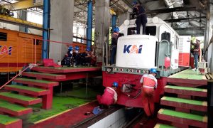 Jelang Libur Nataru, Ayo Cek Perawatan Lokomotif Kereta di Depo Madiun