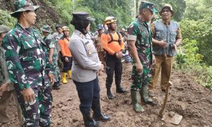 Gunakan Cangkul dan Sekop, Polri-TNI Membuka Jalur Tertimbun Longsor