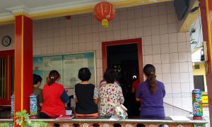 Warga Tionghoa di Madiun Gelar Sembahyang Mengantar Dewa Dapur