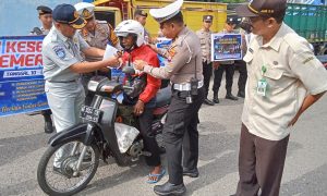 Tertib Berlalu Lintas, Asyik Dapat Helm SNI & Souvenir dari Polres Madiun