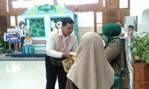 Setiap Hari, KAI Daop 7 Madiun Bagikan 70 Paket Takjil Gratis