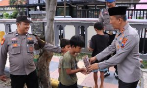 Ramadan Penuh Berkah, Kapolres Madiun Turut Membagikan Takjil