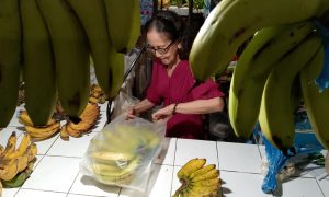 Kunker di Madiun, Gubernur Khofifah Borong Pisang Ngebel Rp1,7 Juta