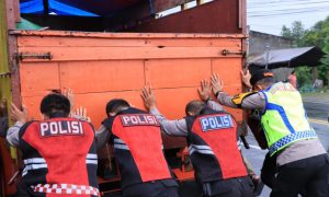 Arus Balik Lebaran 2025, Kapolres Madiun Dorong Truk yang Mogok