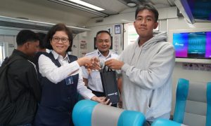 Semarakkan HUT Kota Madiun, KAI Daop 7 Madiun Sapa Pelangggan KA Sekaligus Bagikan Souvenir 