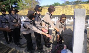 Penuh Khidmat, Polwan Polres Madiun Tabur Bunga di TMP 