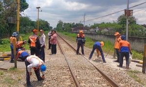 Daop 7 Madiun Jaga Keselamatan & Keamanan Perka dengan Normalisasi & Peningkatan Jalur KA Daop 7 Madiun Jaga Keselamatan & Keamanan Perka dengan Normalisasi & Peningkatan Jalur KA